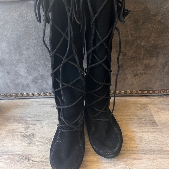 Minnetonka moccasins knee-high lace-up boots with hardsole. - Picture 2 of 3